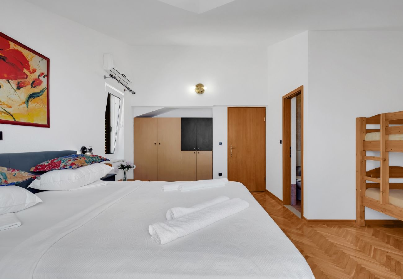 Rent by room на Duce - Zimmer in Duće mit Meerblick, Balkon, Klimaanlage, W-LAN (79-8)