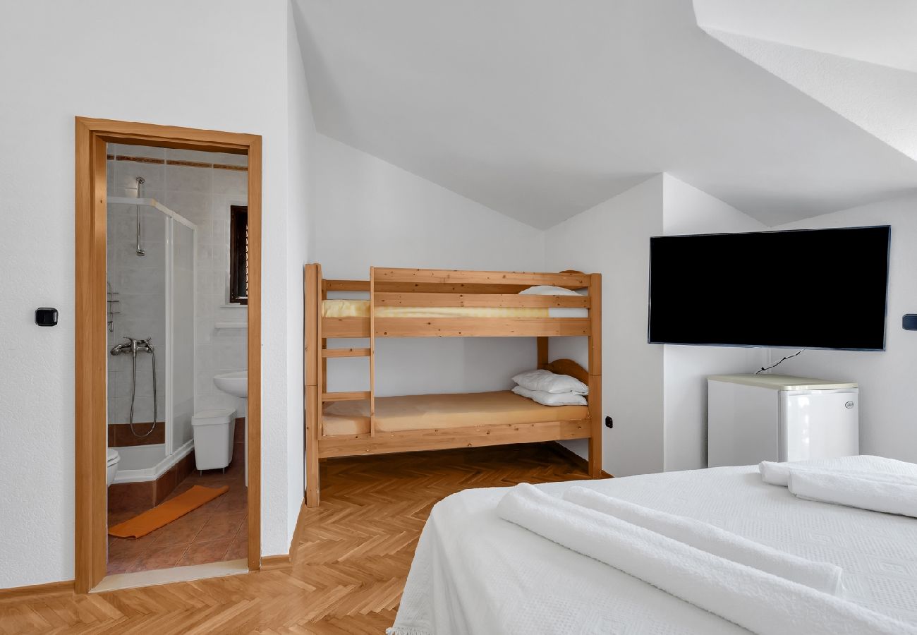 Rent by room на Duce - Zimmer in Duće mit Meerblick, Balkon, Klimaanlage, W-LAN (79-8)