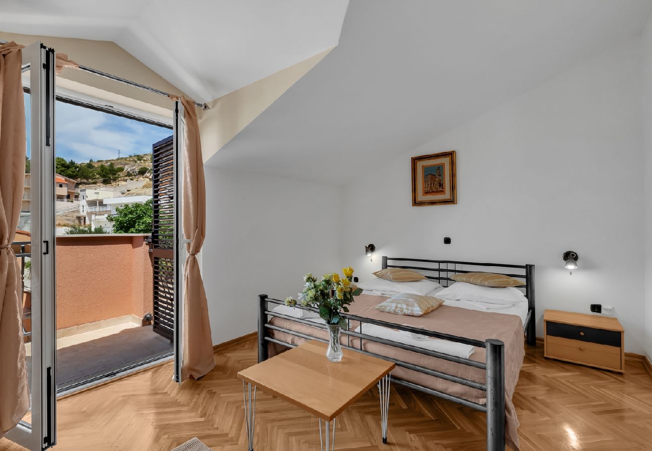 Rent by room на Duce - Zimmer in Duće mit Meerblick, Balkon, Klimaanlage, W-LAN (79-9)