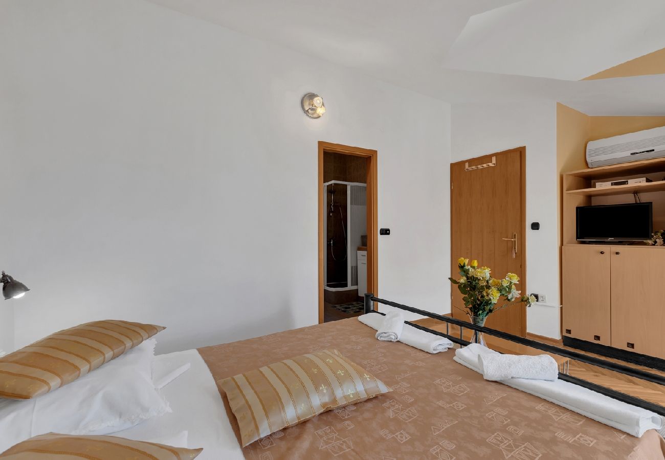 Rent by room на Duce - Zimmer in Duće mit Meerblick, Balkon, Klimaanlage, W-LAN (79-9)