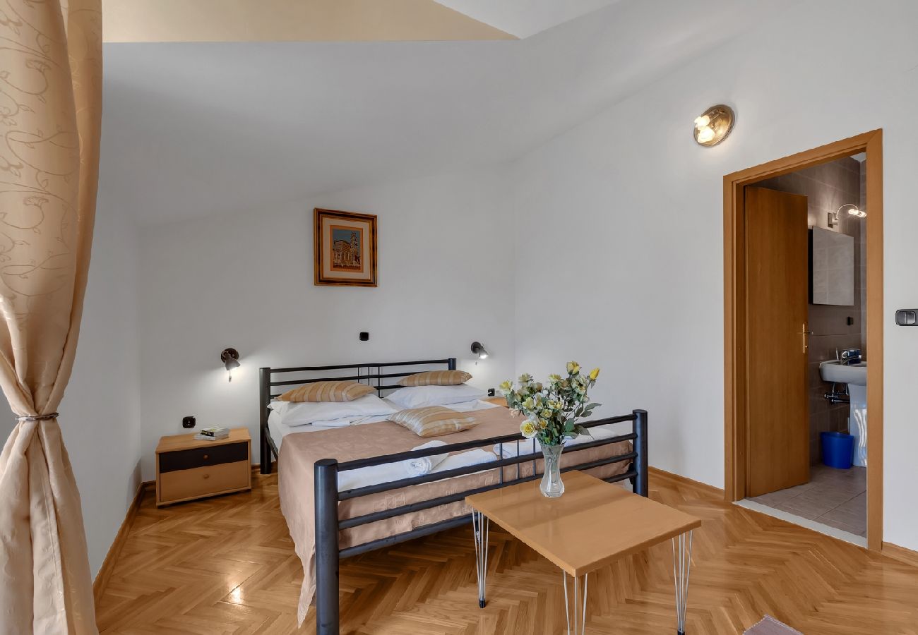 Rent by room на Duce - Zimmer in Duće mit Meerblick, Balkon, Klimaanlage, W-LAN (79-9)