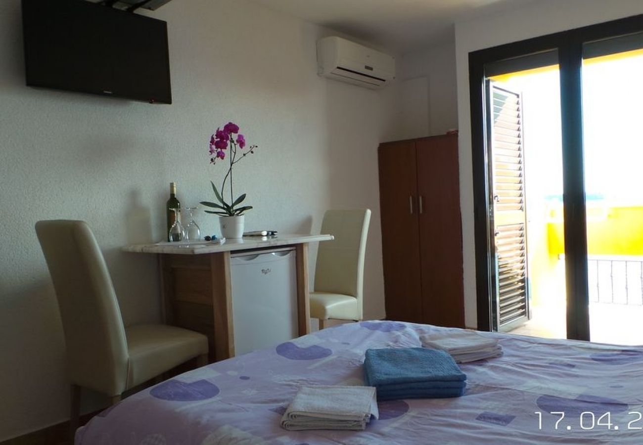 Rent by room на Rovinj - Комната в Ровинь c Вид на море, балкон, Спутниковое / кабельное телевидение, WIFI (81-3)