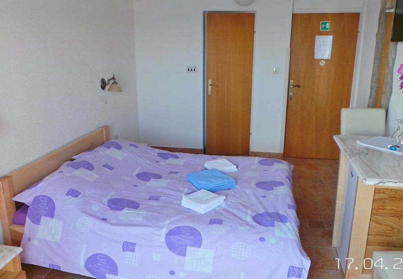 Rent by room на Rovinj - Комната в Ровинь c Вид на море, балкон, Спутниковое / кабельное телевидение, WIFI (81-3)