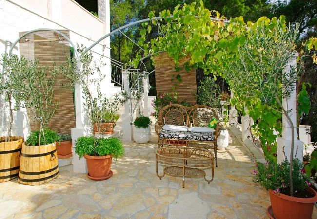 Апартаменты на Vela Luka - Aпартамент в Tri Porte (Potirna) c Вид на море, терраса, Спутниковое / кабельное телевидение, WIFI (5208-2) Апартаменты на Vela Luka - Aпартамент в Tri Porte (Potirna) c Вид на море, терраса, Спутниковое / кабельное телевидение, WIFI (5208-2)