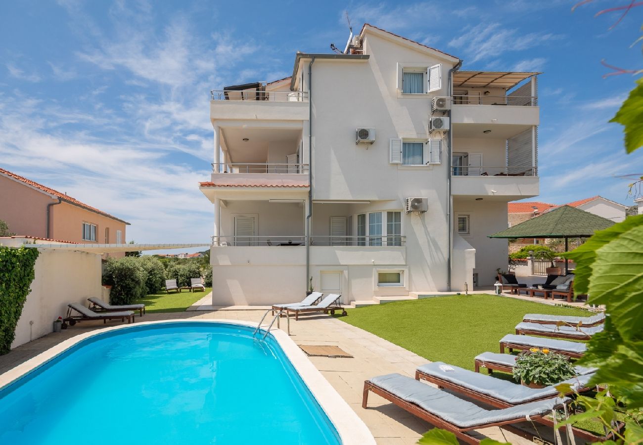 Апартаменты на Vodice - Ferienwohnung in Vodice mit Meerblick, Terrasse, Klimaanlage, W-LAN (94-1)