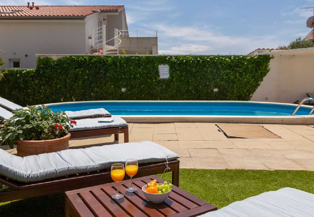 Апартаменты на Vodice - Ferienwohnung in Vodice mit Meerblick, Terrasse, Klimaanlage, W-LAN (94-3)