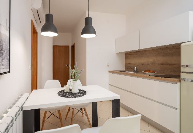 Апартаменты на Vodice - Ferienwohnung in Vodice mit Meerblick, Terrasse, Klimaanlage, W-LAN (94-4) Апартаменты на Vodice - Ferienwohnung in Vodice mit Meerblick, Terrasse, Klimaanlage, W-LAN (94-4)