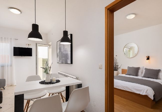 Апартаменты на Vodice - Ferienwohnung in Vodice mit Meerblick, Terrasse, Klimaanlage, W-LAN (94-4) Апартаменты на Vodice - Ferienwohnung in Vodice mit Meerblick, Terrasse, Klimaanlage, W-LAN (94-4)