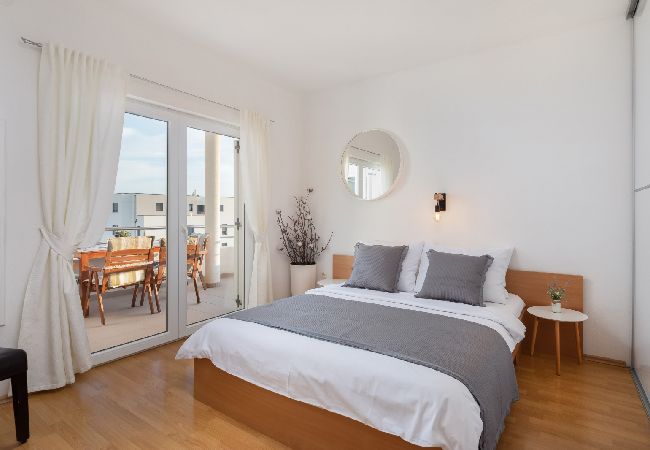 Апартаменты на Vodice - Ferienwohnung in Vodice mit Meerblick, Terrasse, Klimaanlage, W-LAN (94-4) Апартаменты на Vodice - Ferienwohnung in Vodice mit Meerblick, Terrasse, Klimaanlage, W-LAN (94-4)