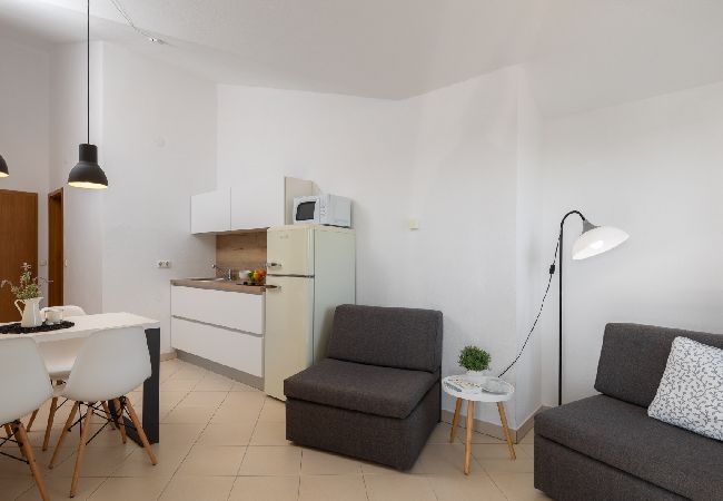 Апартаменты на Vodice - Ferienwohnung in Vodice mit Meerblick, Terrasse, Klimaanlage, W-LAN (94-8) Апартаменты на Vodice - Ferienwohnung in Vodice mit Meerblick, Terrasse, Klimaanlage, W-LAN (94-8)