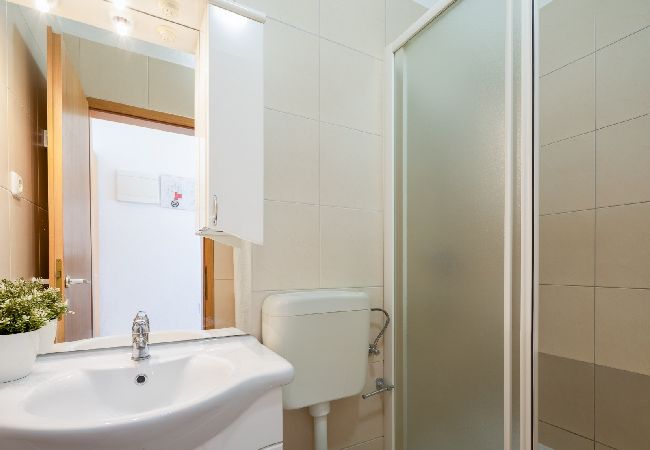 Апартаменты на Vodice - Ferienwohnung in Vodice mit Meerblick, Terrasse, Klimaanlage, W-LAN (94-8) Апартаменты на Vodice - Ferienwohnung in Vodice mit Meerblick, Terrasse, Klimaanlage, W-LAN (94-8)