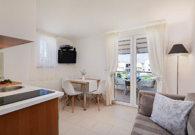 Апартаменты на Vodice - Ferienwohnung in Vodice mit Meerblick, Balkon, Klimaanlage, W-LAN (94-10) Апартаменты на Vodice - Ferienwohnung in Vodice mit Meerblick, Balkon, Klimaanlage, W-LAN (94-10)