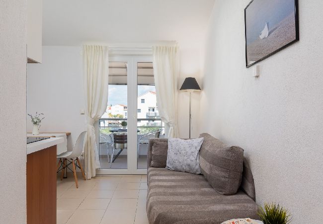 Апартаменты на Vodice - Ferienwohnung in Vodice mit Meerblick, Balkon, Klimaanlage, W-LAN (94-10) Апартаменты на Vodice - Ferienwohnung in Vodice mit Meerblick, Balkon, Klimaanlage, W-LAN (94-10)