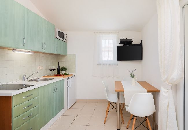 Апартаменты на Vodice - Ferienwohnung in Vodice mit Meerblick, Balkon, Klimaanlage, W-LAN (94-10) Апартаменты на Vodice - Ferienwohnung in Vodice mit Meerblick, Balkon, Klimaanlage, W-LAN (94-10)