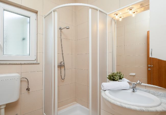 Апартаменты на Vodice - Ferienwohnung in Vodice mit Meerblick, Balkon, Klimaanlage, W-LAN (94-10) Апартаменты на Vodice - Ferienwohnung in Vodice mit Meerblick, Balkon, Klimaanlage, W-LAN (94-10)