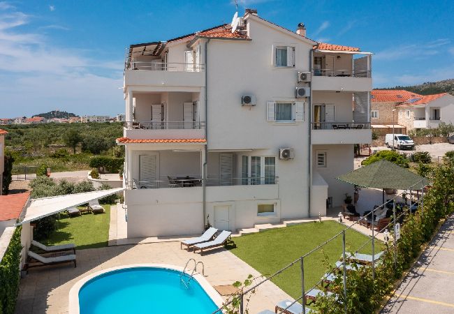 Апартаменты на Vodice - Ferienwohnung in Vodice mit Meerblick, Balkon, Klimaanlage, W-LAN (94-10) Апартаменты на Vodice - Ferienwohnung in Vodice mit Meerblick, Balkon, Klimaanlage, W-LAN (94-10)