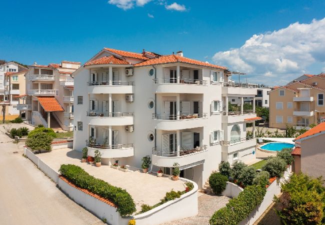 Апартаменты на Vodice - Ferienwohnung in Vodice mit Meerblick, Balkon, Klimaanlage, W-LAN (94-10) Апартаменты на Vodice - Ferienwohnung in Vodice mit Meerblick, Balkon, Klimaanlage, W-LAN (94-10)