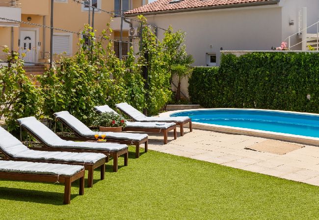 Апартаменты на Vodice - Ferienwohnung in Vodice mit Meerblick, Balkon, Klimaanlage, W-LAN (94-10) Апартаменты на Vodice - Ferienwohnung in Vodice mit Meerblick, Balkon, Klimaanlage, W-LAN (94-10)