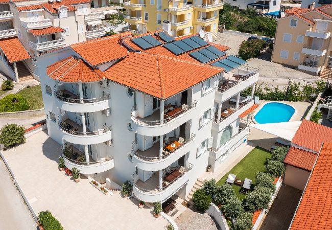 Апартаменты на Vodice - Ferienwohnung in Vodice mit Meerblick, Balkon, Klimaanlage, W-LAN (94-10) Апартаменты на Vodice - Ferienwohnung in Vodice mit Meerblick, Balkon, Klimaanlage, W-LAN (94-10)
