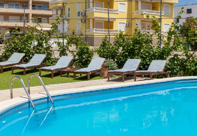 Апартаменты на Vodice - Ferienwohnung in Vodice mit Meerblick, Balkon, Klimaanlage, W-LAN (94-10) Апартаменты на Vodice - Ferienwohnung in Vodice mit Meerblick, Balkon, Klimaanlage, W-LAN (94-10)