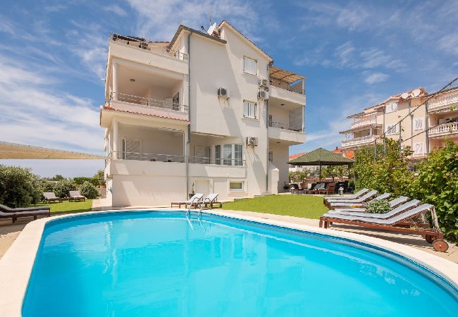 Апартаменты на Vodice - Ferienwohnung in Vodice mit Meerblick, Balkon, Klimaanlage, W-LAN (94-10) Апартаменты на Vodice - Ferienwohnung in Vodice mit Meerblick, Balkon, Klimaanlage, W-LAN (94-10)