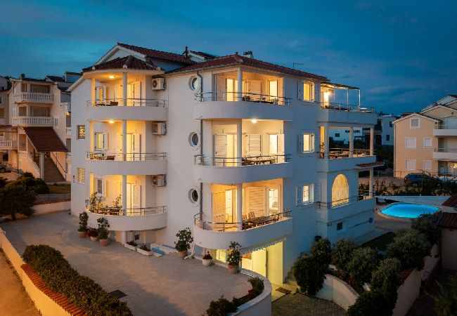 Апартаменты на Vodice - Ferienwohnung in Vodice mit Meerblick, Balkon, Klimaanlage, W-LAN (94-10) Апартаменты на Vodice - Ferienwohnung in Vodice mit Meerblick, Balkon, Klimaanlage, W-LAN (94-10)