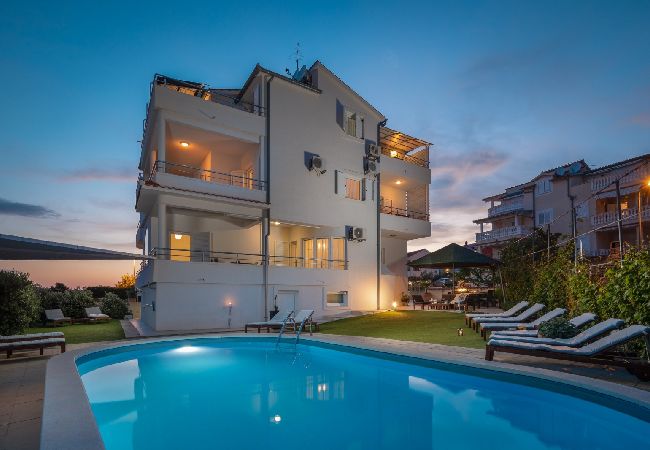 Апартаменты на Vodice - Ferienwohnung in Vodice mit Meerblick, Balkon, Klimaanlage, W-LAN (94-10) Апартаменты на Vodice - Ferienwohnung in Vodice mit Meerblick, Balkon, Klimaanlage, W-LAN (94-10)