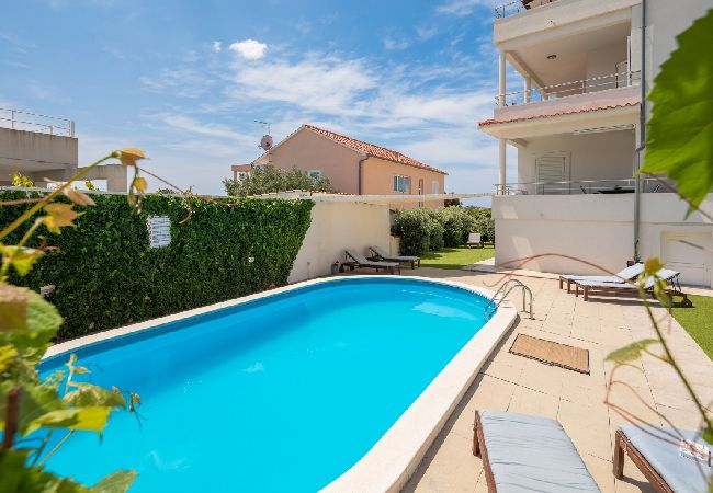 Апартаменты на Vodice - Ferienwohnung in Vodice mit Meerblick, Balkon, Klimaanlage, W-LAN (94-10) Апартаменты на Vodice - Ferienwohnung in Vodice mit Meerblick, Balkon, Klimaanlage, W-LAN (94-10)