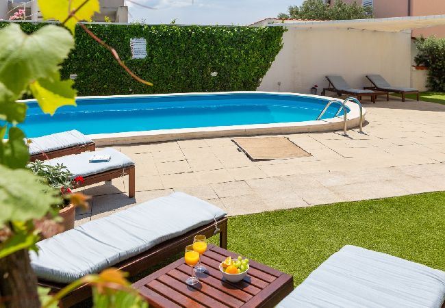 Апартаменты на Vodice - Ferienwohnung in Vodice mit Meerblick, Balkon, Klimaanlage, W-LAN (94-10) Апартаменты на Vodice - Ferienwohnung in Vodice mit Meerblick, Balkon, Klimaanlage, W-LAN (94-10)