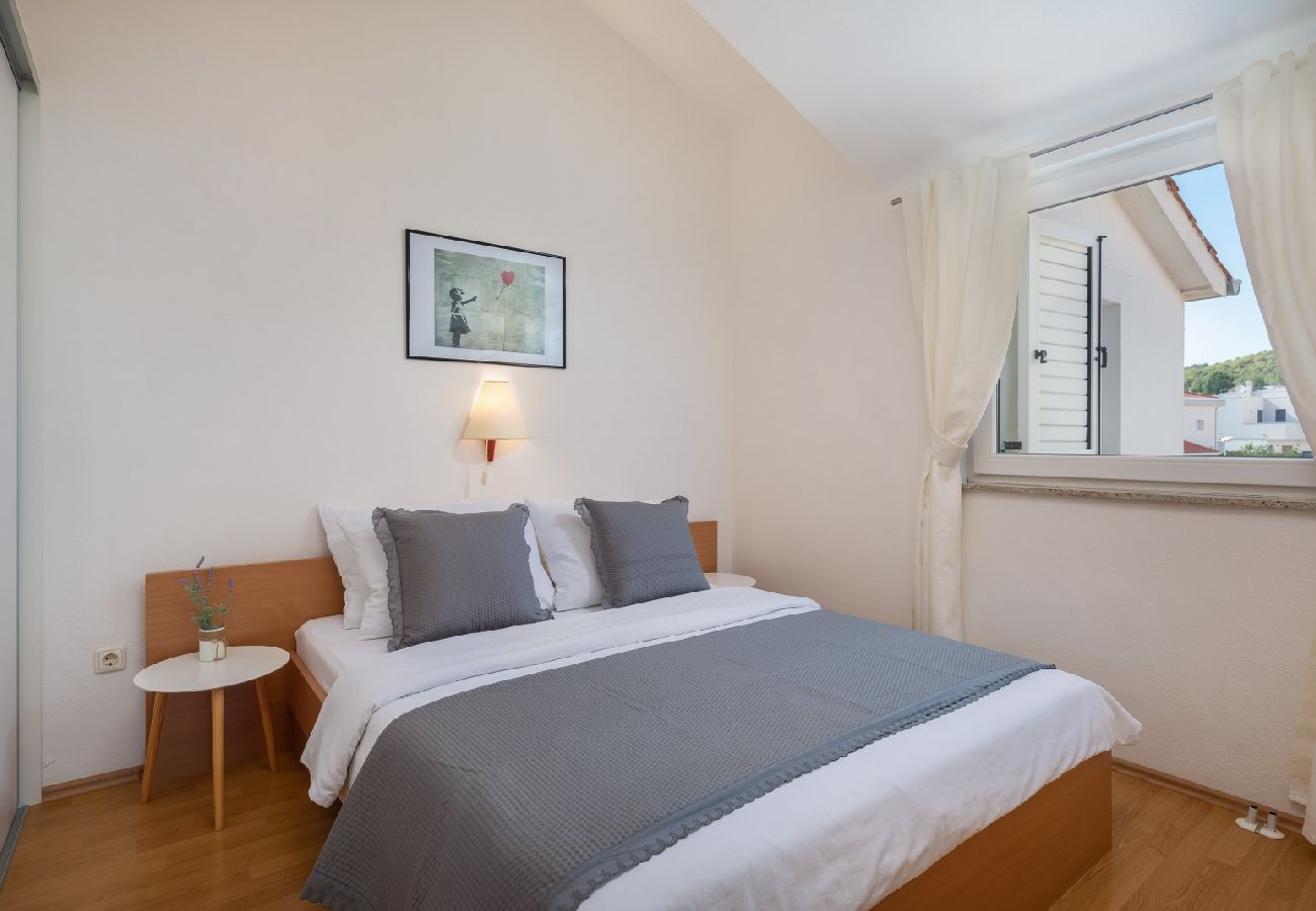 Апартаменты на Vodice - Ferienwohnung in Vodice mit Meerblick, Balkon, Klimaanlage, W-LAN (94-10)