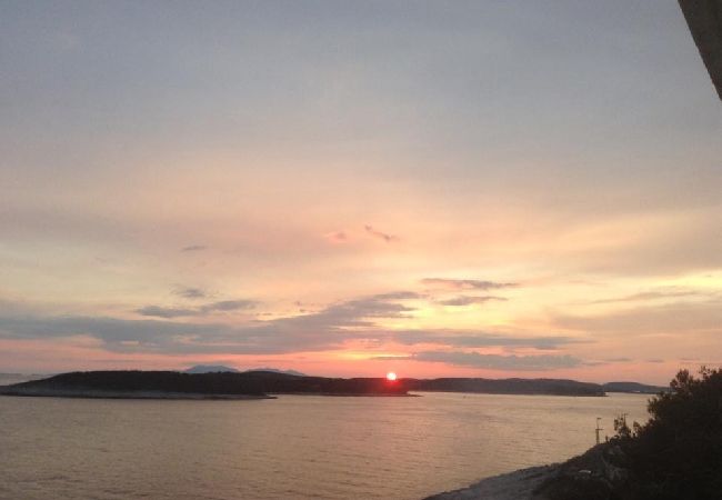 Апартаменты на Hvar - Aпартамент в Хвар c Вид на море, терраса, Спутниковое / кабельное телевидение, WIFI (199-2) Апартаменты на Hvar - Aпартамент в Хвар c Вид на море, терраса, Спутниковое / кабельное телевидение, WIFI (199-2)