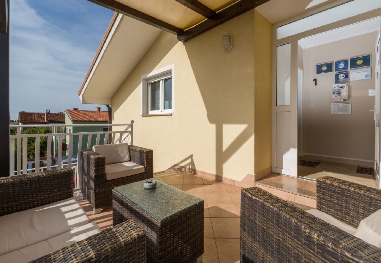 Апартаменты на Umag - Ferienwohnung in Umag mit Terrasse, Klimaanlage, W-LAN, Waschmaschine (244-2)