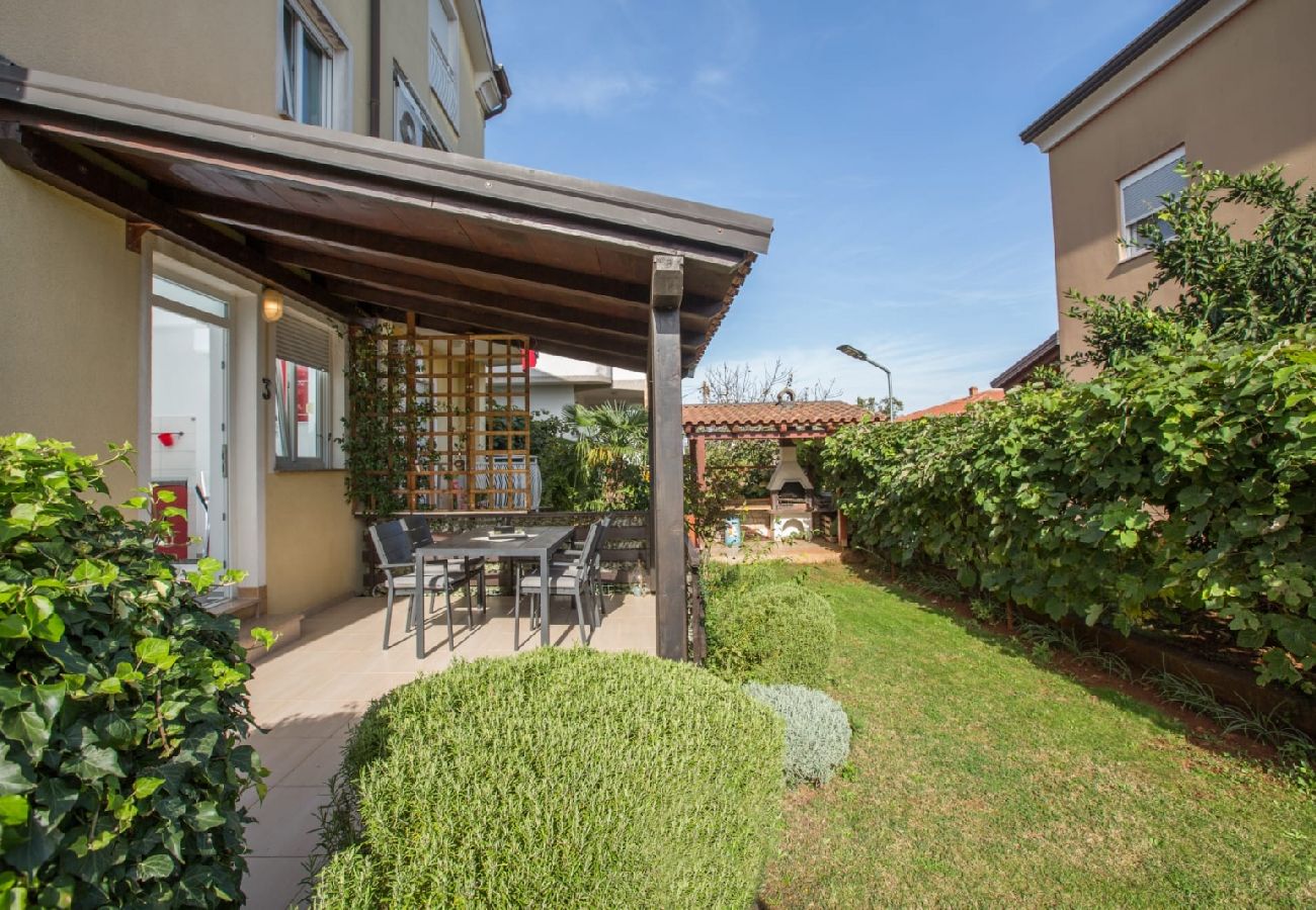 Апартаменты на Umag - Ferienwohnung in Umag mit Terrasse, Klimaanlage, W-LAN, Waschmaschine (244-3)