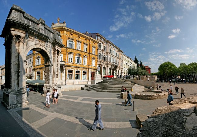 Апартаменты на Pula - Aпартамент в Пула c терраса, Спутниковое / кабельное телевидение, WIFI, Балкон / Терраса (633-1) Апартаменты на Pula - Aпартамент в Пула c терраса, Спутниковое / кабельное телевидение, WIFI, Балкон / Терраса (633-1)