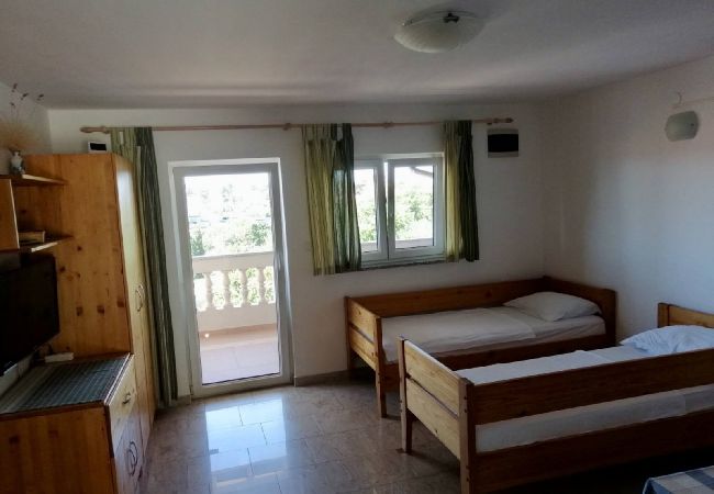 Апартаменты на Banjol - Ferienwohnung in Banjol mit Meerblick, Balkon, Klimaanlage, W-LAN (605-2) Апартаменты на Banjol - Ferienwohnung in Banjol mit Meerblick, Balkon, Klimaanlage, W-LAN (605-2)