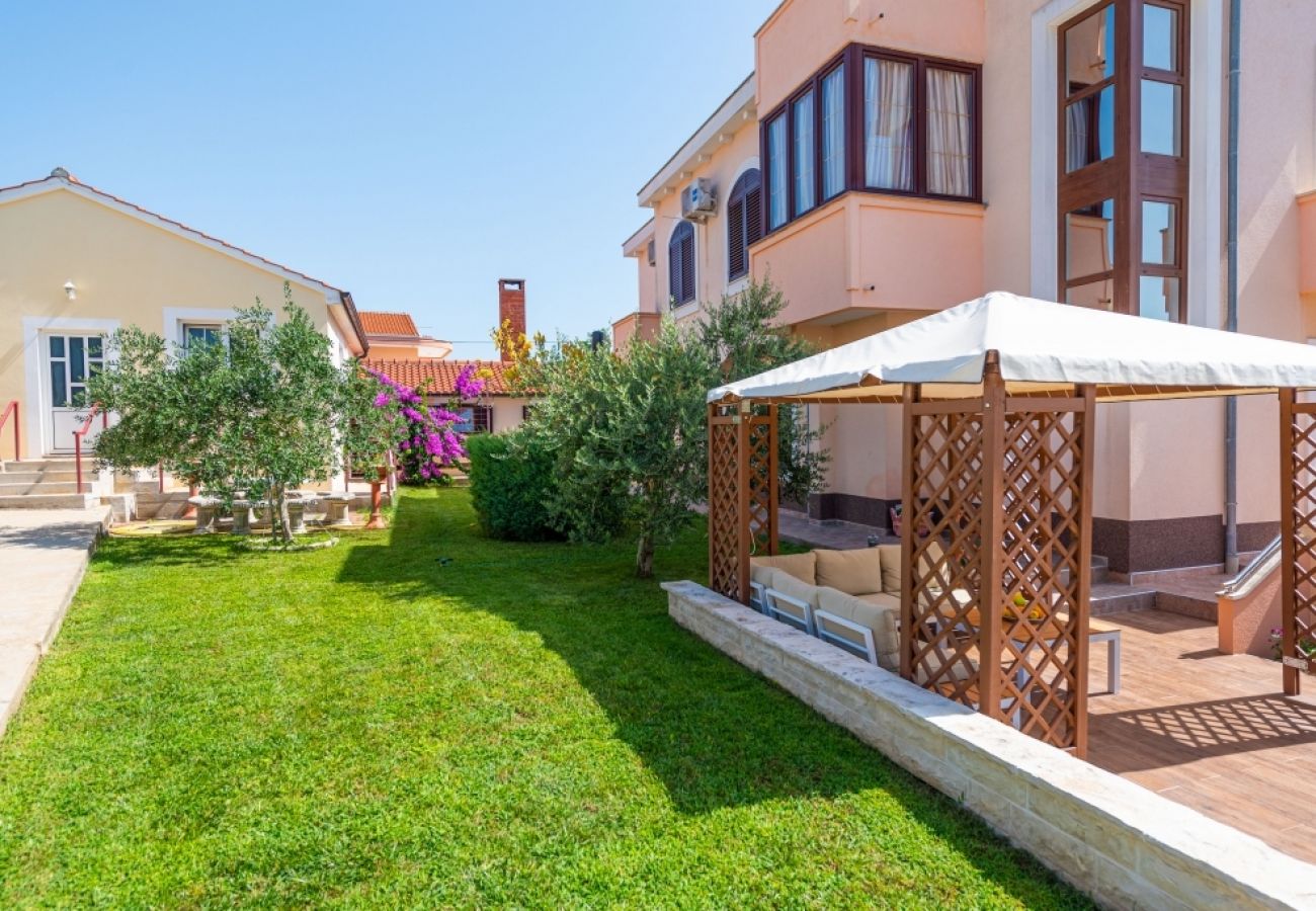 Апартаменты на Privlaka - Ferienwohnung in Privlaka mit Terrasse, Klimaanlage, W-LAN, Waschmaschine (821-1)