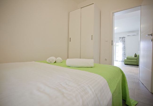 Апартаменты на Duce - Ferienwohnung in Duće mit Meerblick, Terrasse, Klimaanlage, W-LAN (850-1) Апартаменты на Duce - Ferienwohnung in Duće mit Meerblick, Terrasse, Klimaanlage, W-LAN (850-1)