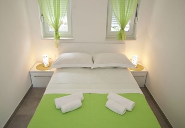 Апартаменты на Duce - Ferienwohnung in Duće mit Meerblick, Terrasse, Klimaanlage, W-LAN (850-1) Апартаменты на Duce - Ferienwohnung in Duće mit Meerblick, Terrasse, Klimaanlage, W-LAN (850-1)