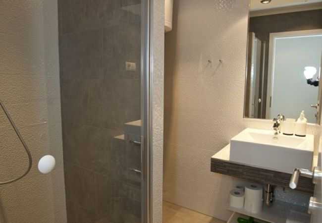 Апартаменты на Duce - Ferienwohnung in Duće mit Meerblick, Terrasse, Klimaanlage, W-LAN (850-1) Апартаменты на Duce - Ferienwohnung in Duće mit Meerblick, Terrasse, Klimaanlage, W-LAN (850-1)