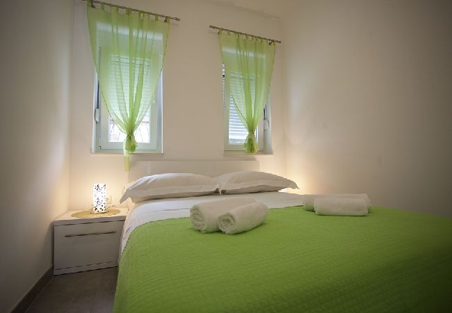 Апартаменты на Duce - Ferienwohnung in Duće mit Meerblick, Terrasse, Klimaanlage, W-LAN (850-1) Апартаменты на Duce - Ferienwohnung in Duće mit Meerblick, Terrasse, Klimaanlage, W-LAN (850-1)