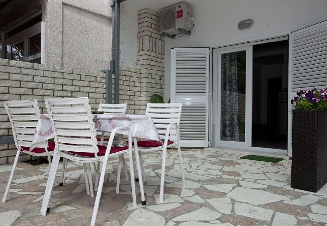 Апартаменты на Duce - Ferienwohnung in Duće mit Meerblick, Terrasse, Klimaanlage, W-LAN (850-1) Апартаменты на Duce - Ferienwohnung in Duće mit Meerblick, Terrasse, Klimaanlage, W-LAN (850-1)