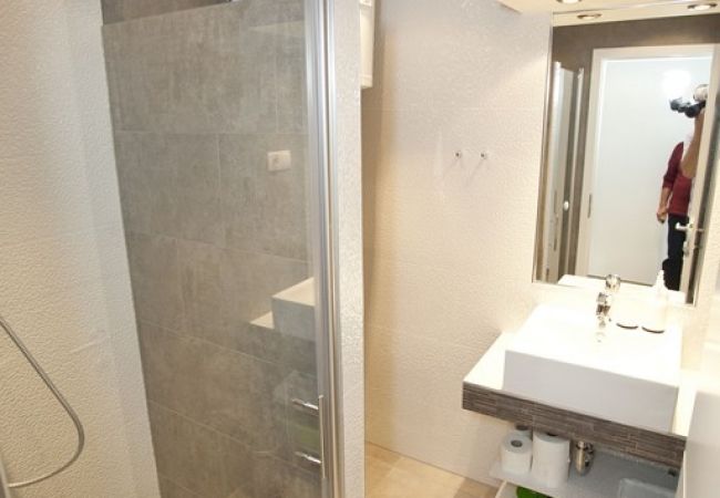 Апартаменты на Duce - Ferienwohnung in Duće mit Meerblick, Terrasse, Klimaanlage, W-LAN (850-1) Апартаменты на Duce - Ferienwohnung in Duće mit Meerblick, Terrasse, Klimaanlage, W-LAN (850-1)