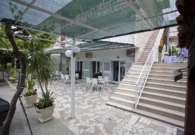 Апартаменты на Duce - Ferienwohnung in Duće mit Meerblick, Terrasse, Klimaanlage, W-LAN (850-2) Апартаменты на Duce - Ferienwohnung in Duće mit Meerblick, Terrasse, Klimaanlage, W-LAN (850-2)