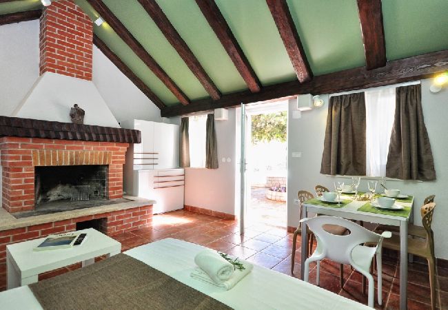 Дом на Pucišca - дом отдыха в Pučišća c терраса, WIFI, Балкон / Терраса (887-1) Дом на Pucišca - дом отдыха в Pučišća c терраса, WIFI, Балкон / Терраса (887-1)
