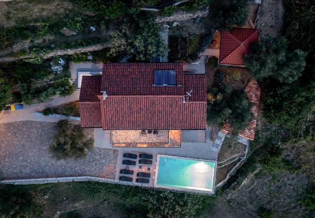 Дом на Supetarska Draga - дом отдыха в Supetarska Draga c Вид на море, терраса, Спутниковое / кабельное телевидение, WIFI (890-1) Дом на Supetarska Draga - дом отдыха в Supetarska Draga c Вид на море, терраса, Спутниковое / кабельное телевидение, WIFI (890-1)