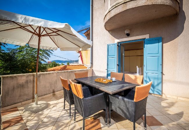 Апартаменты на Supetarska Draga - Apartment in Supetarska Draga with Seaview, Balcony, Air condition, WIFI (3321-1) Апартаменты на Supetarska Draga - Apartment in Supetarska Draga with Seaview, Balcony, Air condition, WIFI (3321-1)