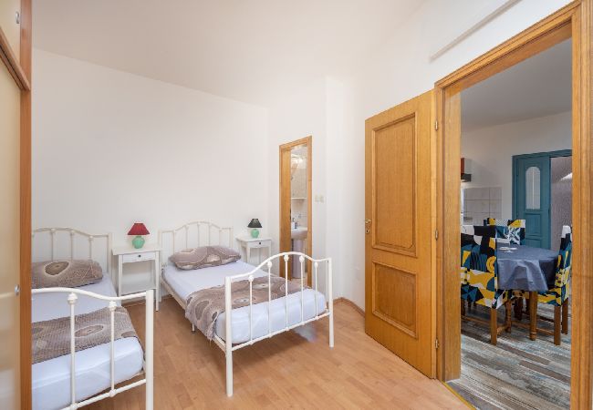 Апартаменты на Supetarska Draga - Apartment in Supetarska Draga with Seaview, Balcony, Air condition, WIFI (3321-1) Апартаменты на Supetarska Draga - Apartment in Supetarska Draga with Seaview, Balcony, Air condition, WIFI (3321-1)