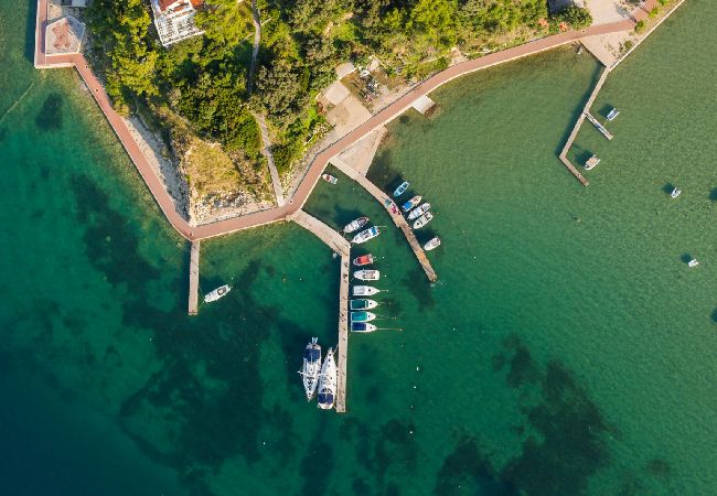 Апартаменты на Supetarska Draga - Aпартамент в Supetarska Draga c Вид на море, балкон, Спутниковое / кабельное телевидение, WIFI (3321-2) Апартаменты на Supetarska Draga - Aпартамент в Supetarska Draga c Вид на море, балкон, Спутниковое / кабельное телевидение, WIFI (3321-2)