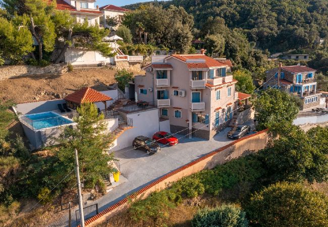 Апартаменты на Supetarska Draga - Apartment in Supetarska Draga with Seaview, Balcony, Air condition, WIFI (3321-4) Апартаменты на Supetarska Draga - Apartment in Supetarska Draga with Seaview, Balcony, Air condition, WIFI (3321-4)