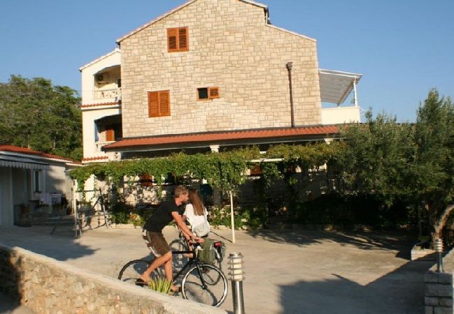 Квартира-студия на Bol - студио Апартамент в Бол c Вид на море, балкон, Спутниковое / кабельное телевидение, WIFI (3417-3) Квартира-студия на Bol - студио Апартамент в Бол c Вид на море, балкон, Спутниковое / кабельное телевидение, WIFI (3417-3)